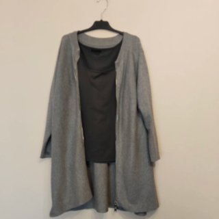 Chaqueta larga gris + camiseta Talla S ( TODO 3€ )