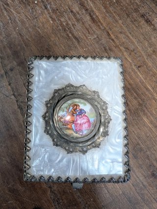 Antiguo joyero / pastillero vintage con patas – Es