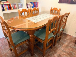 Mesa de comedor de madera con 6 sillas