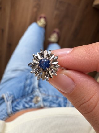 Anillo de Oro Blanco con Zafiro y Brillantes