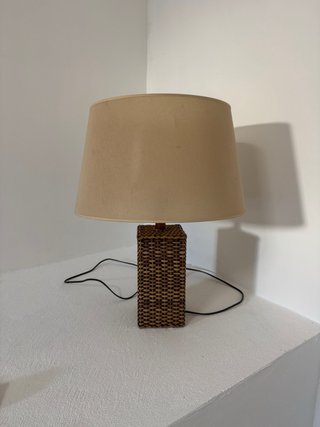 Lámpara de mesa tejida beige y marrón.