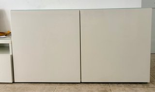 Mueble modular blanco con superficie de cristal
