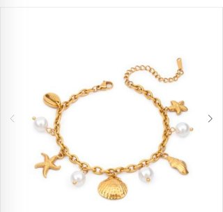 Pulsera dorada con dijes de conchas y perlas