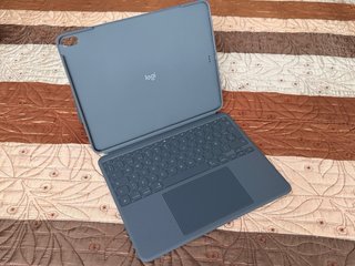 Logitech Combo Touch Funda Teclado iPad Air 13