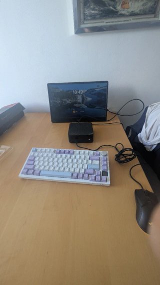Mini PC con teclado y monitor
