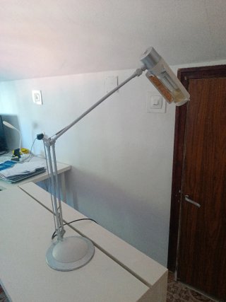 Flexo de escritorio metálico plateado y blanco
