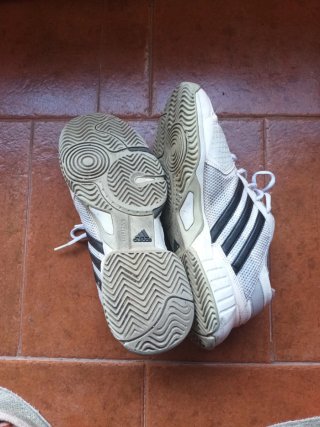 Zapatillas adidas blancas y negras