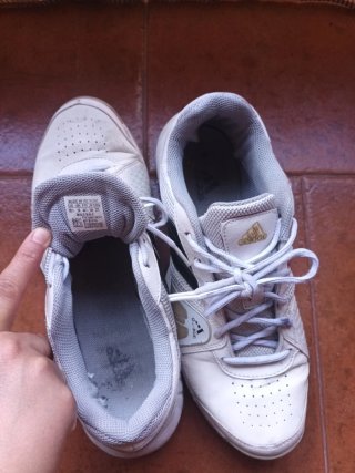 Zapatillas adidas blancas y negras