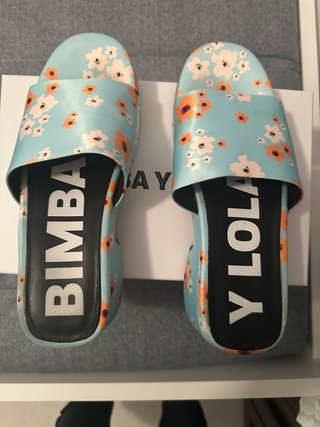 Bimba y Lola sandalias florales azul