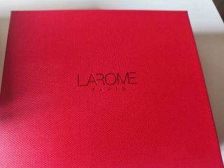 Estuche Perfume Larome Paris con Rodillo Facial