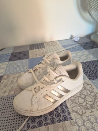 Zapatillas Adidas Blancas y Plateadas