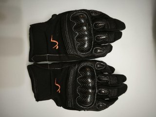 Guantes de moto negros con protecciones en nudillo