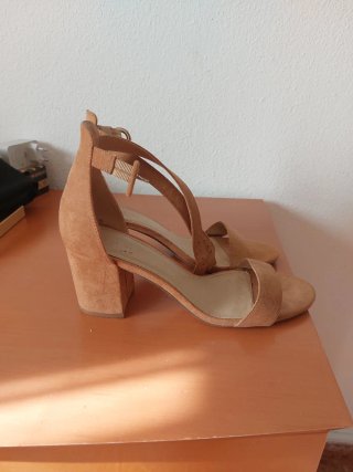 Sandalias de tacón color marrón