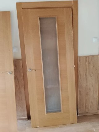 Puertas de madera interior, una de ellas con marco