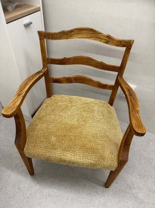 Silla de comedor de madera con asiento de tela