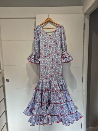 Traje de sevillana azul y rojo