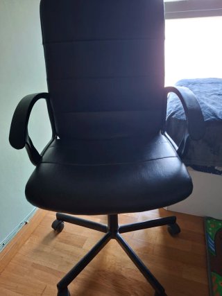 Silla de oficina negra está en Barcelona