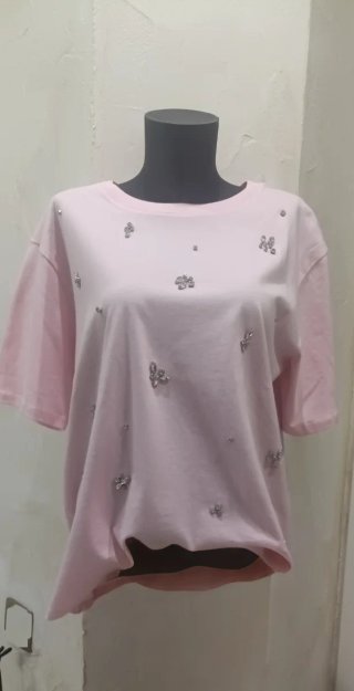 Camiseta rosa con pedrería