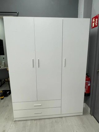 Armario de tres puertas blanco