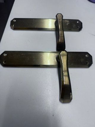 Picaportes dorados para puertas