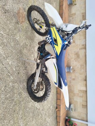 Moto Enduro Husqvarna Azul y Blanca