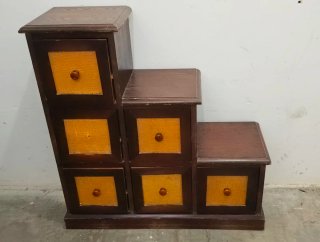 Mueble escalera de madera con cajones.