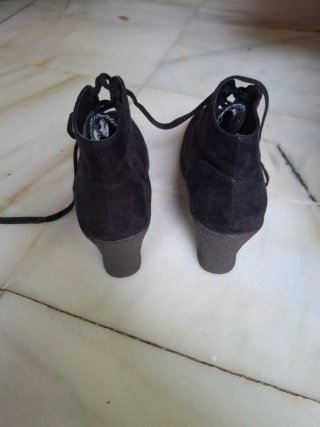Botines Negros con Cordones. 8 cms de cuña