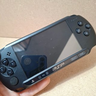 PSP Street E1004 con gioco e caricabatteria