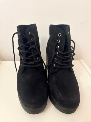 Botines negros de tacón con cordones