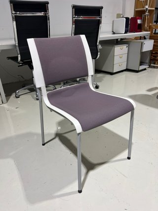 Silla de oficina gris y blanca