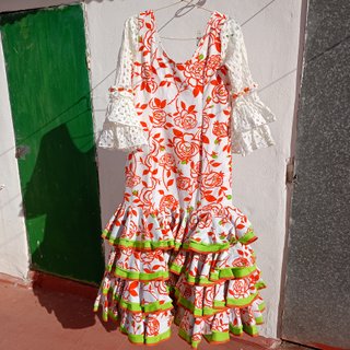 Traje de flamenca blanco y naranja