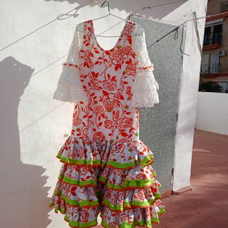 Traje de flamenca blanco y naranja