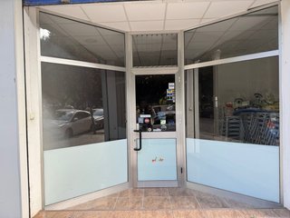 Puerta escaparate de entrada para local comercial