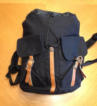 Mochila oscura con detalles en cuero