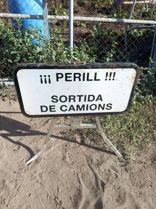 Cartel metálico de advertencia