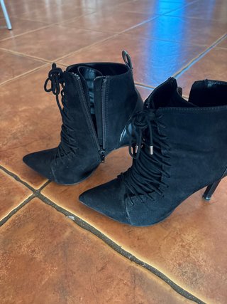 Botines de tacón negros con cordones