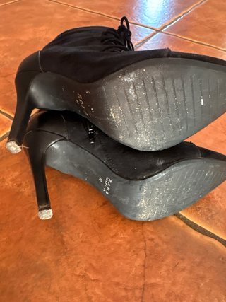 Botines de tacón negros con cordones