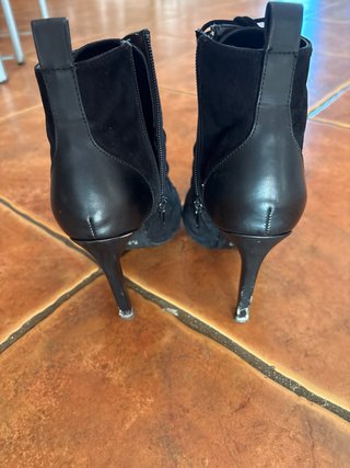 Botines de tacón negros con cordones
