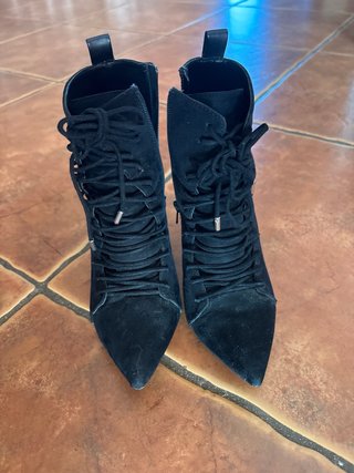 Botines de tacón negros con cordones