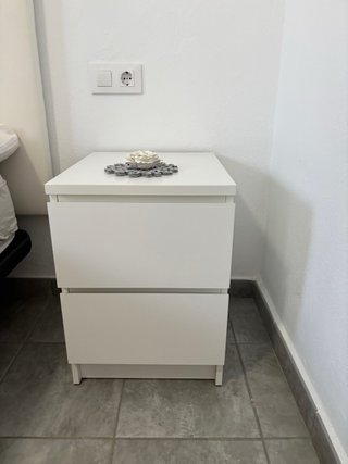 Mesita de noche blanca