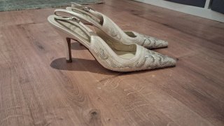 Zapatos de fiesta plateados y blancos