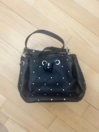 Bolso negro con tachuelas