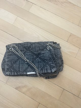 Bolso de hombro acolchado con cadena