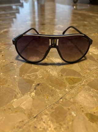 Gafas de sol negras y blancas