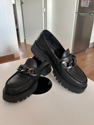 Mocasines negros con cadena
