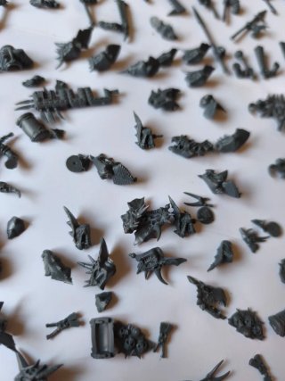 Lote de más de 100 piezas de armas Warhammer