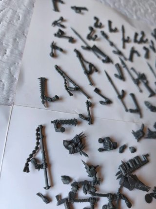 Lote de más de 100 piezas de armas Warhammer