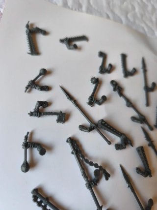 Lote de más de 100 piezas de armas Warhammer
