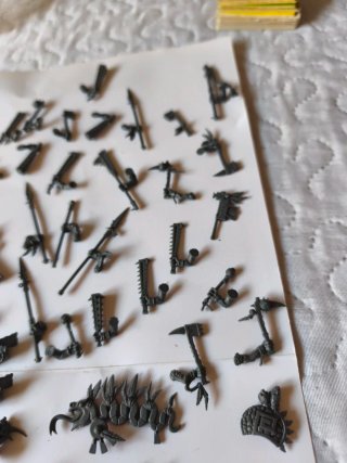 Lote de más de 100 piezas de armas Warhammer