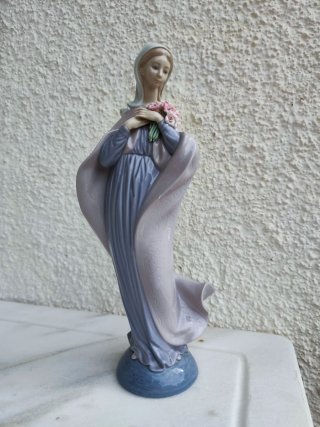 Figura Lladró 5171 Virgen con Ramo